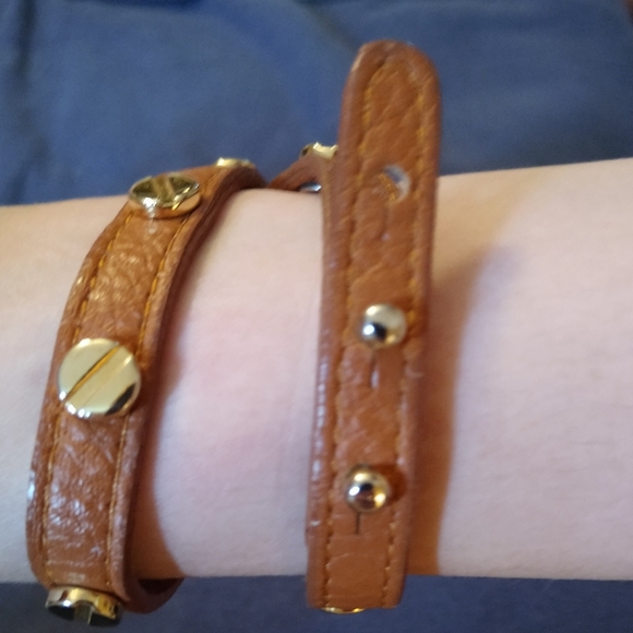 3 for💲25🌟wrap bracelet (leather?) with gold-tone screw style studs - Picture 3 of 5